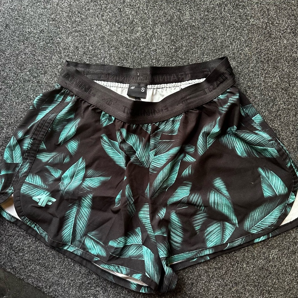 Size small 4F black & green training shorts #activewear